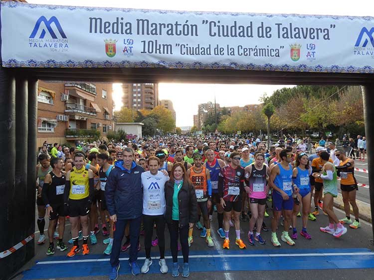 Los concejales del equipo de Gobierno en el Ayuntamiento de Talavera, en la línea de meta antes de la salida.