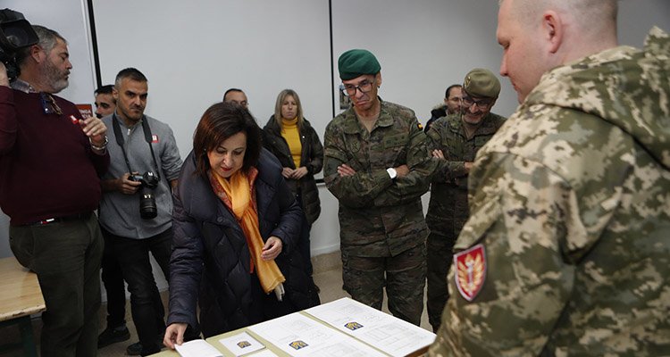 La ministra visita en Toledo a los militares ucranianos que reciben instrucción