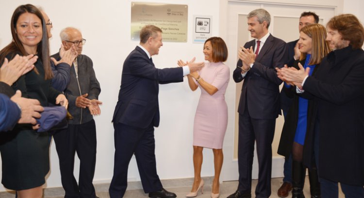 Emiliano García-Page inaugura el nuevo centro de mayores de Olías del Rey