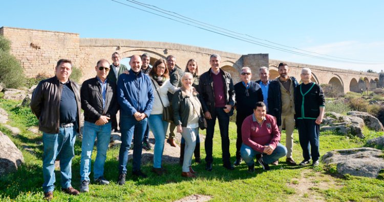 El PSOE provincial comparte con sus compañeros de El Puente del Arzobispo el día de los chozos