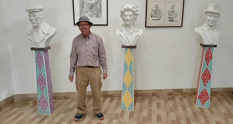 Las esculturas de sus padres y su tío presiden la sala de exposiciones de El Pozo los Lagartos.