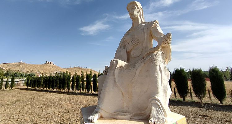 La escultura de la filósofa y maestra Hipatia de Alejandría es la que más trabajo le costó a Vicente Manzano por sus grandes dimensiones. 