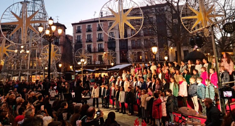 Decenas de personas asisten a la inauguración del Belén de la plaza de Zocodover de Toledo
