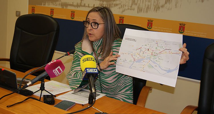 Montserrat Muro, con el plano de actuación del nuevo plan de aslfaltado de Talavera.