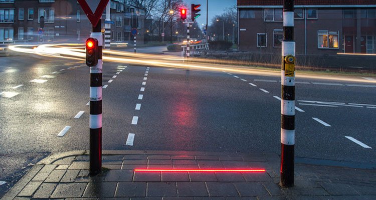 Baliza semafóricas en una acera en Países Bajos.