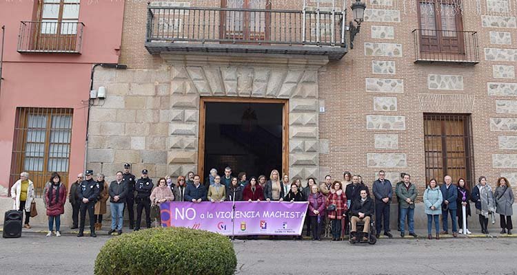 Minuto de silencio en Talavera por las doce mujeres asesinadas en diciembre