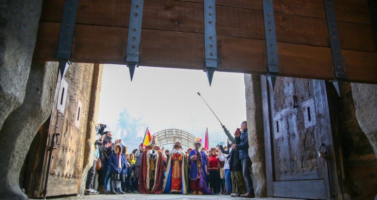Toledo iza el rastrillo del torreón del Puente de Alcántara para recibir a los Reyes Magos