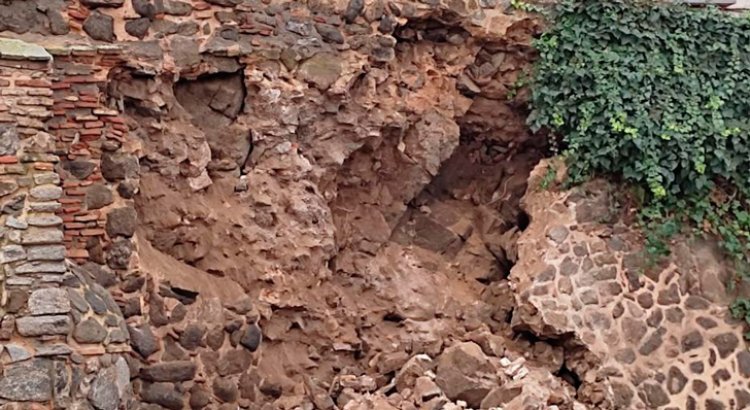 Parte de la muralla de la calle Real de Toledo se derrumba sin causar daños