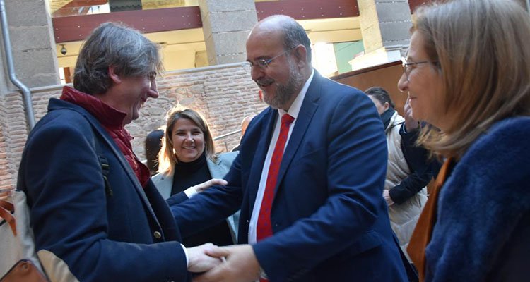 Martínez Guijarro, saludando al alcalde de Soria, Carlos Martínez.