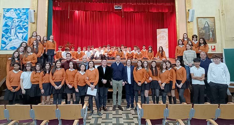 Políticos de Toledo debaten con alumnos del colegio Divina Pastora