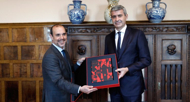 La Diputación de Toledo recibe el ejemplar conmemorativo del Estatuto de Autonomía