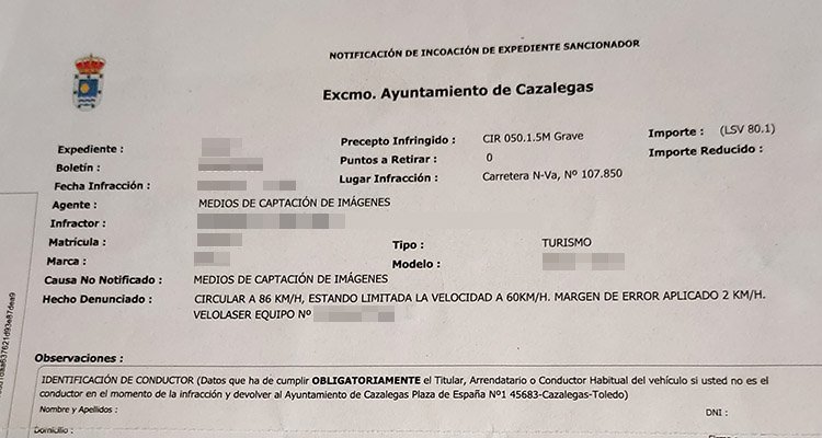 En esta notificación del Ayuntamiento de Cazalegas no aparece nombre de persona alguna ni número de placa del agente, algo preceptivo.
