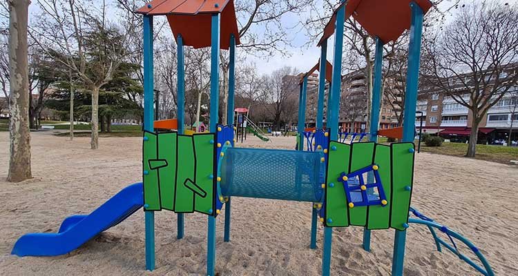 Nuevos elementos infantiles en el parque de La Alameda.