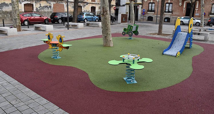 La plaza de Aravaca de Talavera estrena de nuevo un flamante parque infantil