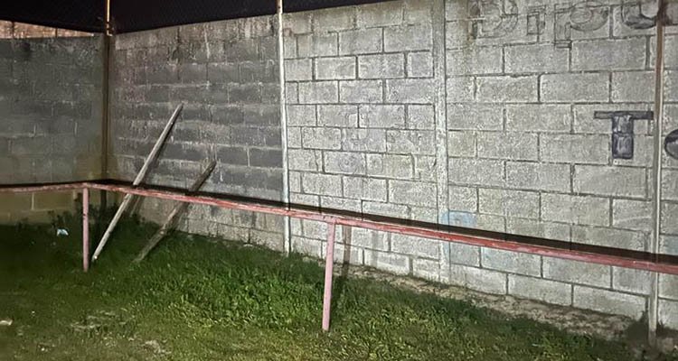 Una parte del muro delimitador del campo de fútbol está apuntalado (Foto: PP Talavera).