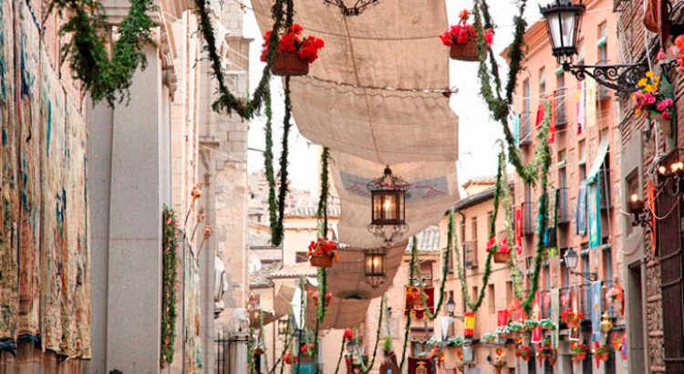 La Asociación Provincial de Floristas volverá a decorar el itinerario procesional del Corpus de Toledo