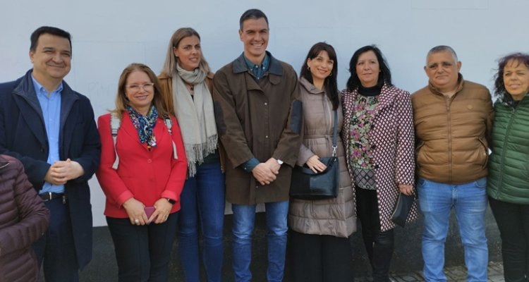El presidente del Gobierno, Pedro Sánchez, visita la pequeña localidad de Azután