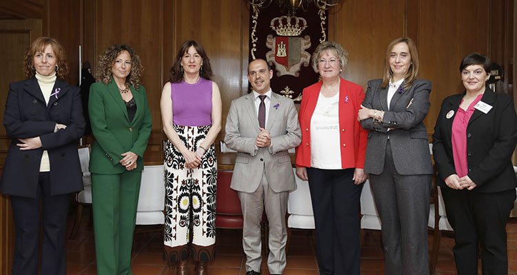 Cinco mujeres, protagonistas del acto institucional del 8M en las Cortes regionales