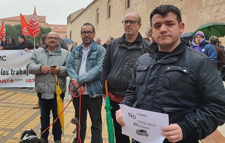 Crespo (2i), a las puertas del ayuntamiento torrijeño, desde donde ha arrancado la manifestación.
