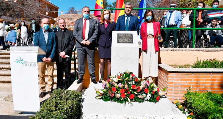 Álvaro Gutiérrez inaugura un monolito en recuerdo y reconocimiento a los fallecidos por el covid