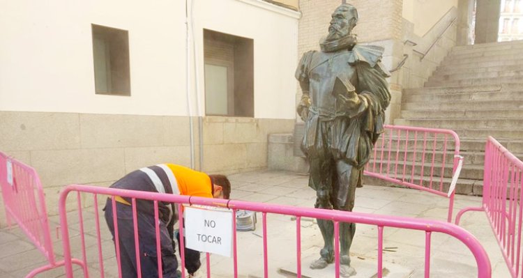 El Ayuntamiento retira la estatua de Cervantes de Toledo para poder mejorar su anclaje