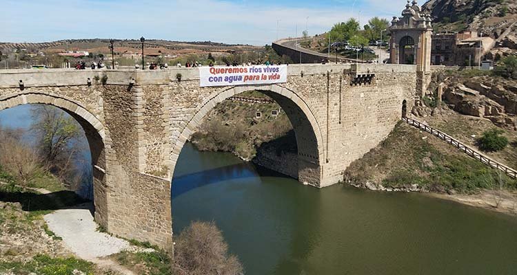 El puente de Alcántara, con la pancarta que rezaba el lema de la manifestación.
