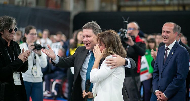 Sandra, con el presidente de Castilla-La Mancha, Emiliano García-Page, no pudo contener la emoción durante el homenaje que se le tributó por su increíble e irrepetible carrera deportiva. 
