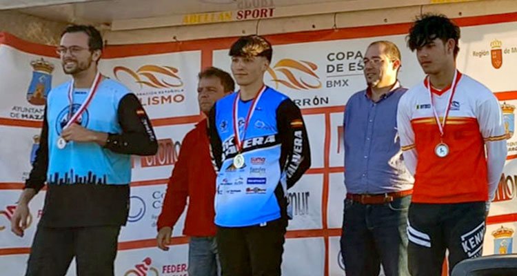 Ángel Batres (c), en lo más alto del podio de la Copa de España de BMX.