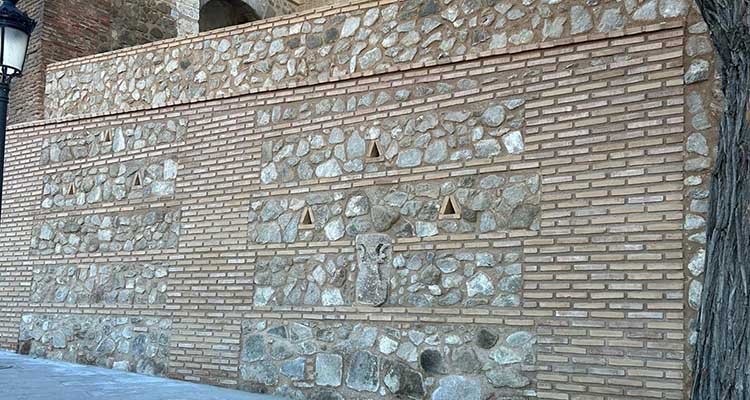 Finaliza la reparación del muro de la calle Real del Arrabal de Toledo