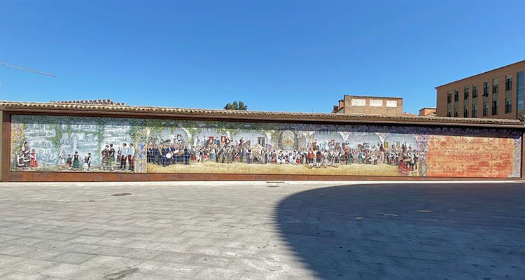 El mural de la calle San Clemente ya luce en todo su esplendor.