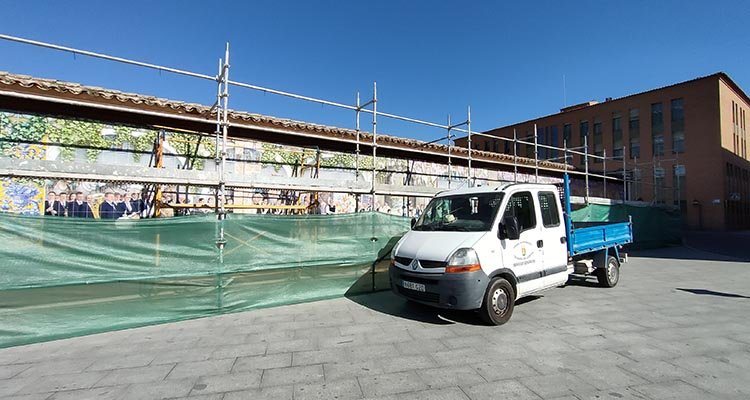 Los operarios del Ayuntamiento de Talavera han trabajado durante meses inyectando uno por uno los azulejos poco adheridos.
