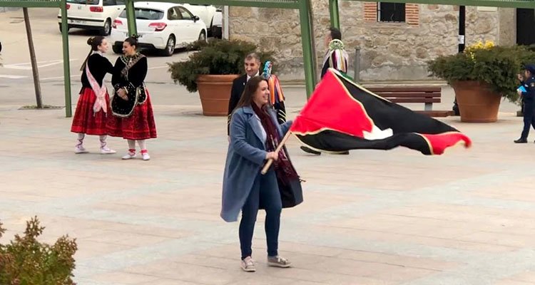 La alcaldesa de Gamonal, Marta Garrido, en el tradicional ondeo de la bandera durante los pasados carnavales.