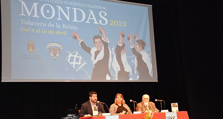 La alcaldesa y el concejal de Festejos, Daniel Tito, acompañaron al profesor Ballesteros en la mesa de la ponencia.