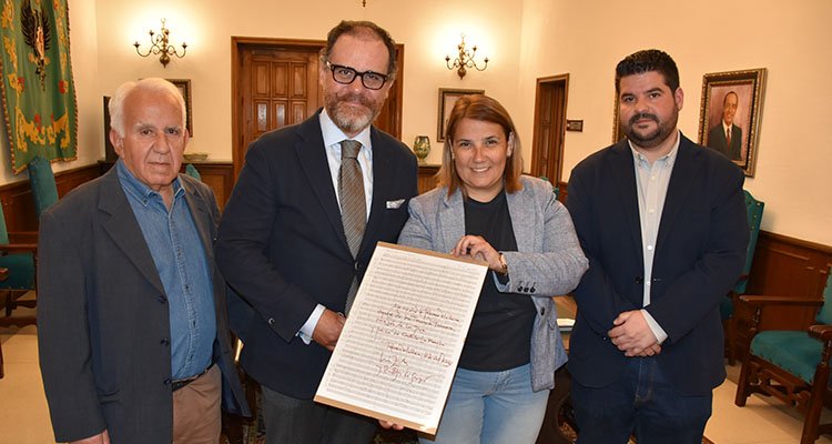 José Zárate dona a Talavera una hoja del manuscrito del Canto a Castilla-La Mancha