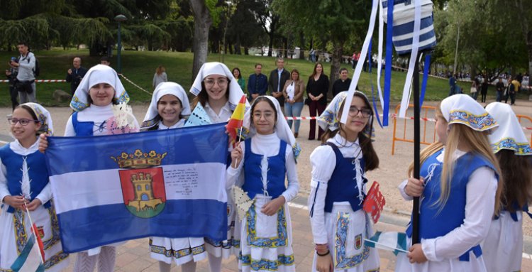 Casi tres mil escolares participan en Talavera en el cortejo de la Mondilla