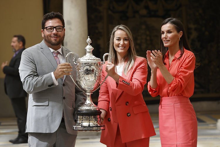 Alberto y Fátima han recibido la Copa Barón de Güell de manos de la Reina Letizia.