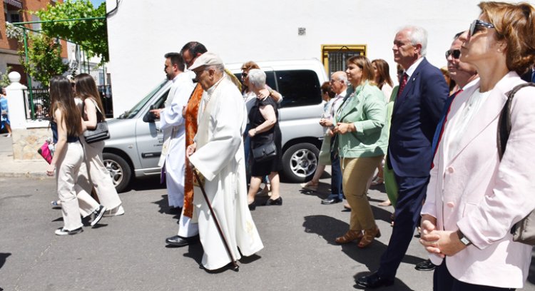 El veterano sacerdote Juan Sánchez oficia la misa del patrón del barrio de Patrocinio de Talavera