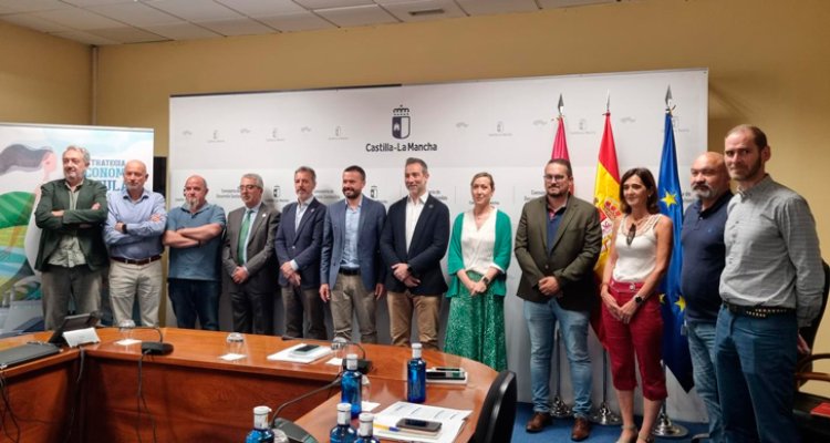 La Junta y las mancomunidades firman convenios para aplicar la economía circular