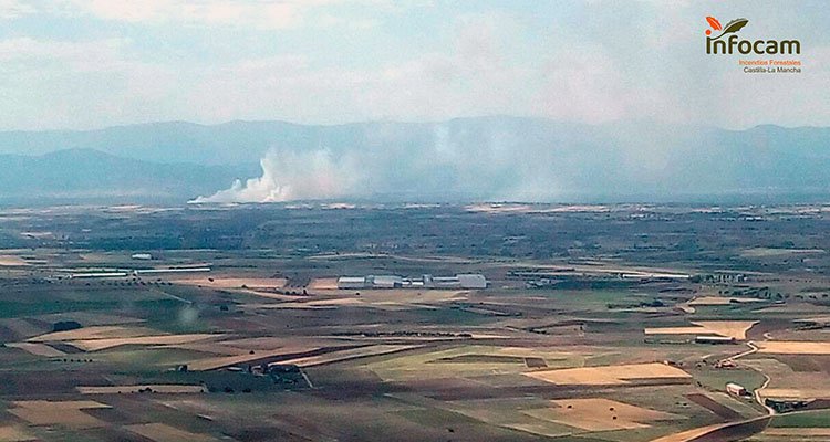 Efectivos de Infocam se afanan por extinguir dos incendios, en Escalona y Consuegra