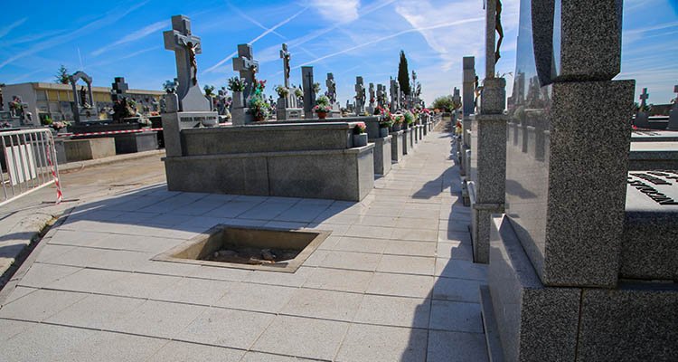 Tolón compromete la recuperación de más patios y sepulturas en el cementerio