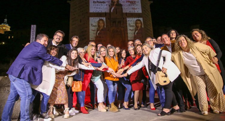 Los candidatos a la Alcaldía de Toledo pegan sus carteles y ofrecen sus recetas