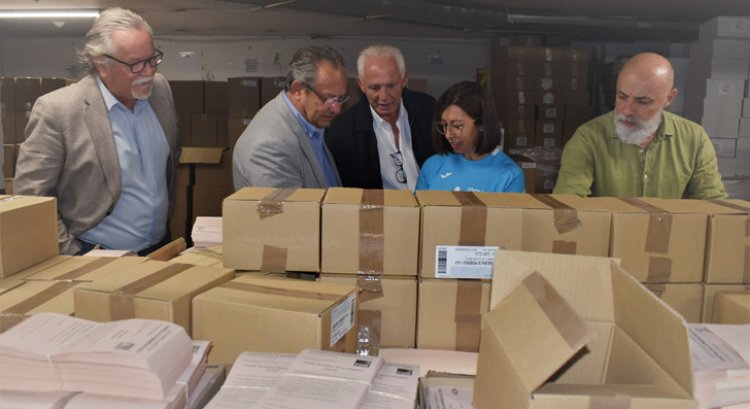 Ruiz Molina visita al personal encargado de preparar el material para la jornada electoral