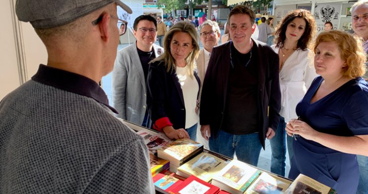 Luis García Montero visita la Feria del Libro de Toledo y protagoniza un encuentro con lectores