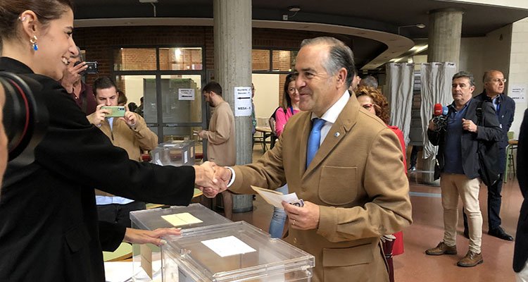El cabeza de lista por el PP ha votado en la Escuela de Arte de Talavera.