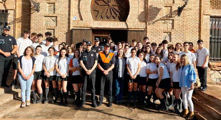 Los alumnos del colegio Divina Pastora de Toledo entrega la beca de honor a la Policía Local