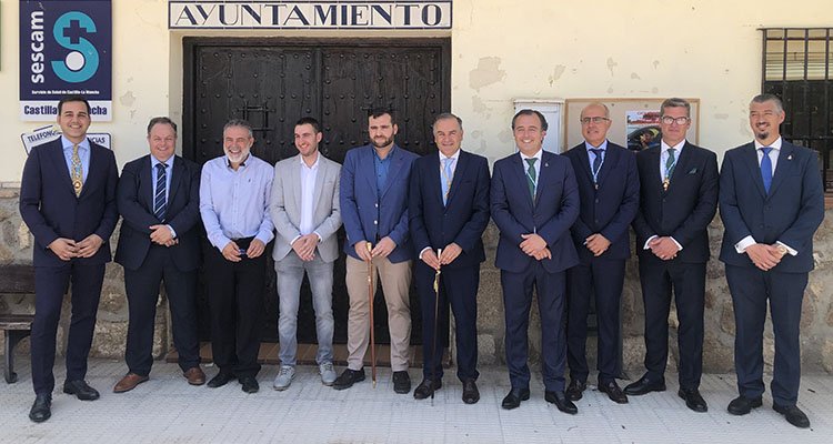 El nuevo alcalde de El Casar de Talavera, junto a Gregorio y representantes de los gobiernos de Talavera y de la Eatim. 