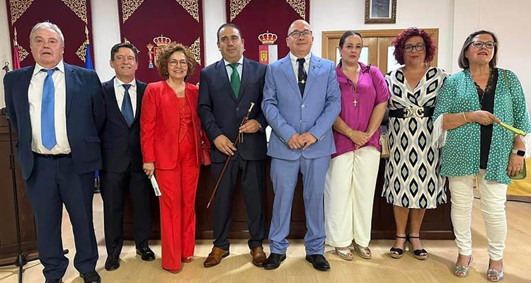 El nuevo equipo de gobierno en el Ayuntamiento de pepino, con Carmen Riolobos (3i).