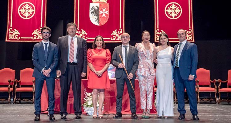 El nuevo equipo de gobierno: Juan Diezma (i), Jaime Sánchez, María del Carmen Salvador, Jesús Pérez, Alicia Martín, María Gallego y Agustín Moreno (d).