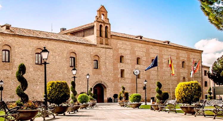 Denuncian que el Ayuntamiento de Torrijos retira la bandera LGTBI de su fachada