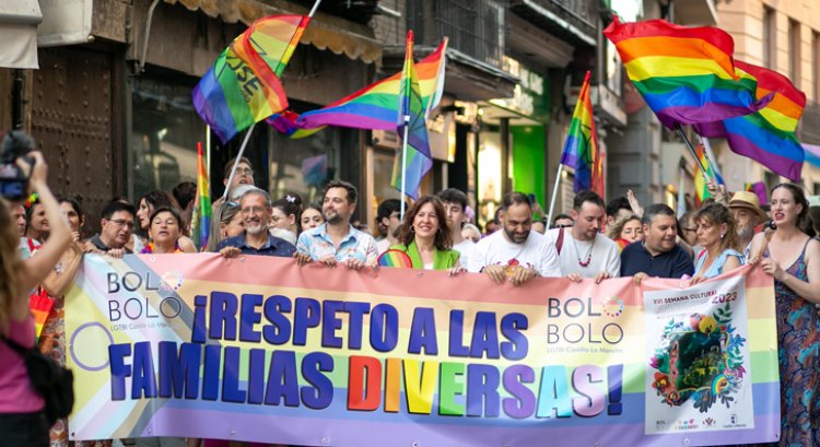 Unas 300 personas participan en la manifestación del colectivo LGTBI en Toledo